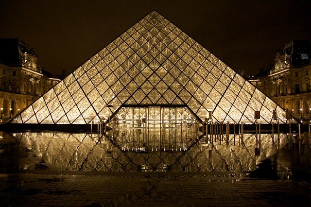 La pyramide du Louvre à Paris