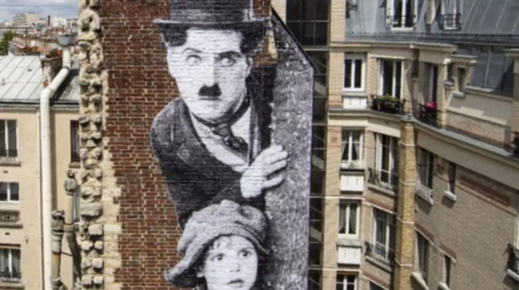 Chaplin dans "The kid" - Street art Paris - JR